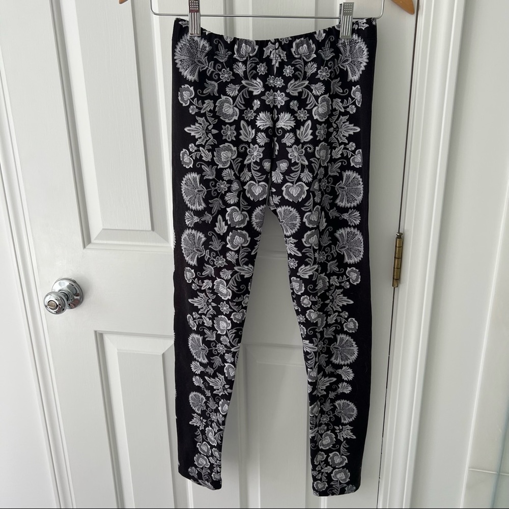 Black and white printed leggings